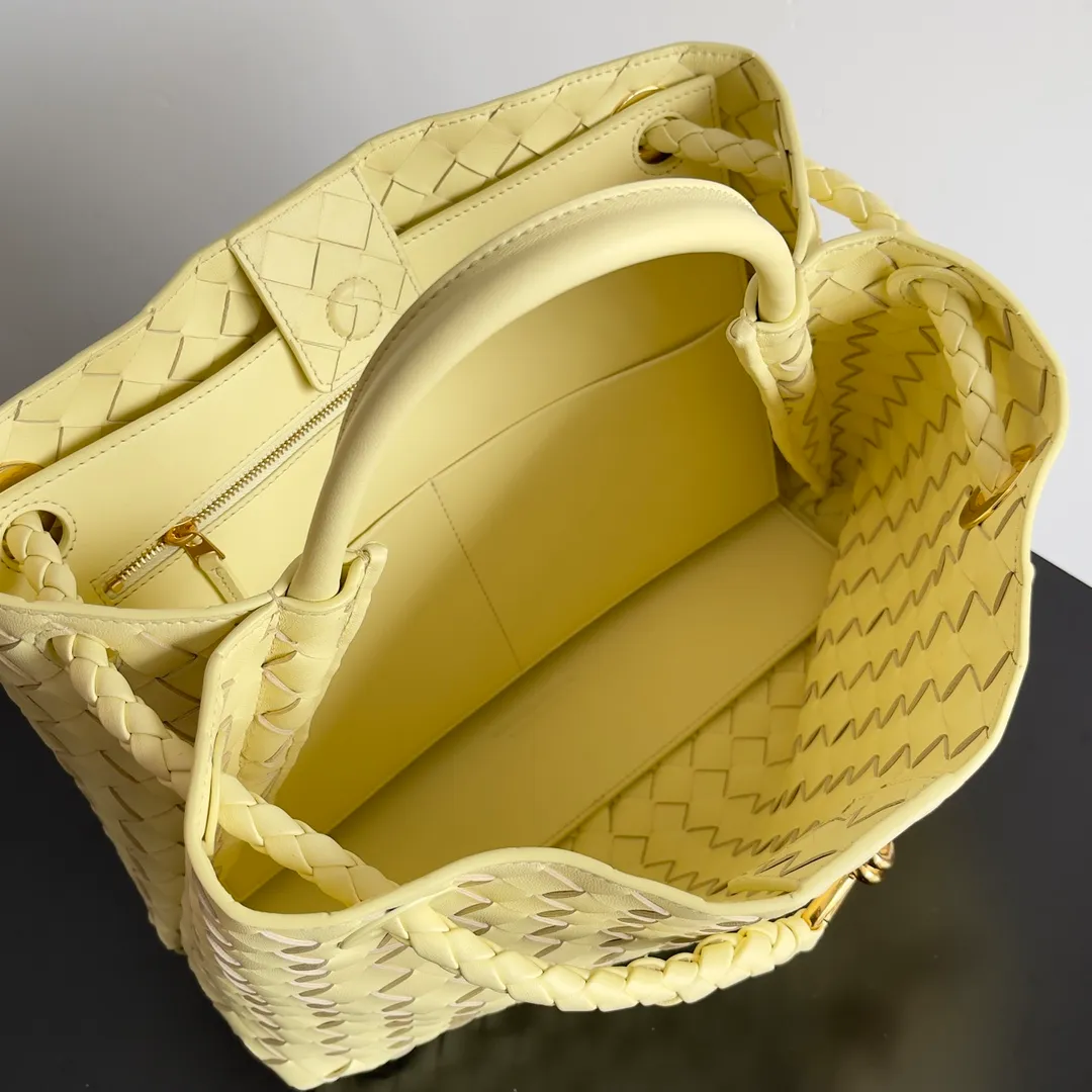 The 2023 new Andiamo batch of 2260 BV has been shipped‼ ️Really popular🔥The new Andiamo woven handbag launched by Bottega Veneta this season is really popular all over the world! ! Celebrities at home and abroad have worn it, and Oscar-winning actress Michelle Yeoh has taken it out on the street. Song Jia, Trai Yara, Yu Feihong, Sanji Ayaka, Rosie Hunting-Whiteley, Yoshioka Riho, etc. have all picked up this bag. It is classic and versatile, showing off its temperament, and the bag capacity is also large, which is very convenient for daily commuting! ! A variety of carrying methods, the shoulder straps can be adjusted by yourself, the original lambskin feels soft and delicate, and the unisex style breaks the gender boundaries and brings a more practical and long-lasting use experience. Andiamo, which has both elegant and casual styles, perfectly interprets the true appearance of "fashionable old money style". Style number: 743572 Size: 32*24*12